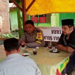 Bhabinkamtibmas Desa Muaratais II, Aipda Dedi Prianto, menggalang warga untuk sama-sama menciptakan Pemilu damai