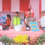 Kasatpol PP Padangsidimpuan, H Zulkifli Lubis, saat beri bingkisan ke petugas di Pos Nataru berupa makanan dan minuman ringan