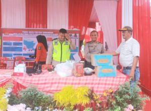 Kasatpol PP Padangsidimpuan Beri Bingkisan ke Petugas Pos Nataru
