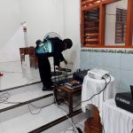 Personel Brimob saat melakukan sterilisasi Gereja dalam rangka ibadah Natal