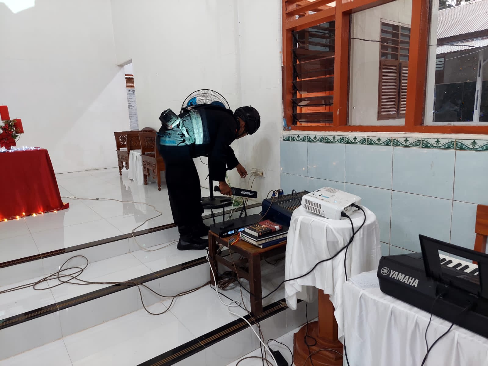 Personel Brimob saat melakukan sterilisasi Gereja dalam rangka ibadah Natal