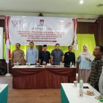 Kanit I Politik Sat Intelkam Polres Tapsel, Iptu Titus, bersama Ketua KPU, Zulhajji Siregar, dan lainnya saat pelaksanaan Bimtek Tungsura dan penggunaan Sirekap