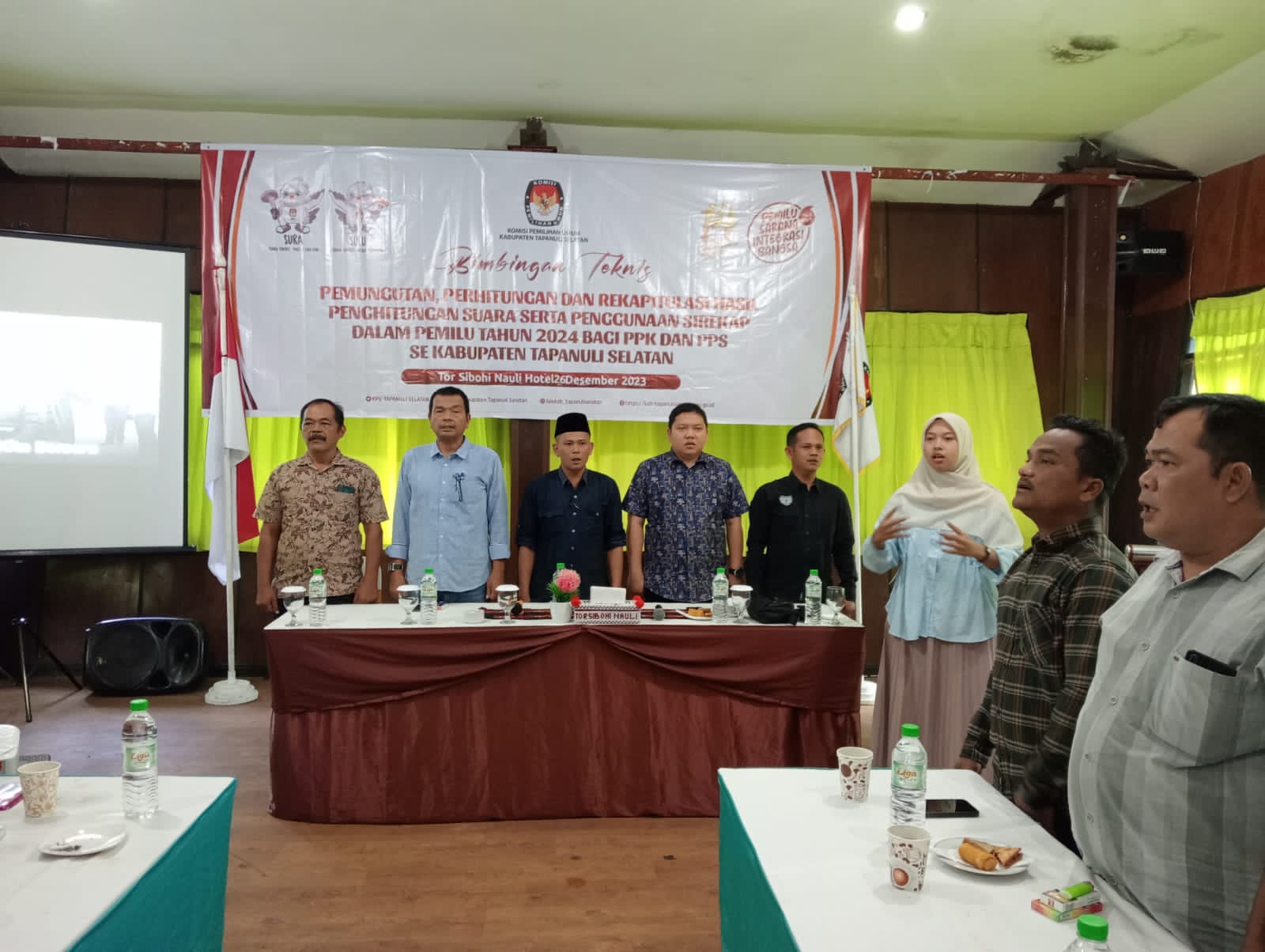 Kanit I Politik Sat Intelkam Polres Tapsel, Iptu Titus, bersama Ketua KPU, Zulhajji Siregar, dan lainnya saat pelaksanaan Bimtek Tungsura dan penggunaan Sirekap