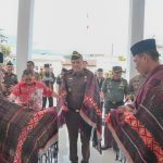 Tarian tor-tor khas adat Angkola dari unsur Forkopimda mengiringi penyambutan Kunker Kajati Sumut, Idianto, di Kantor Kejari Kota Padangsidimpuan