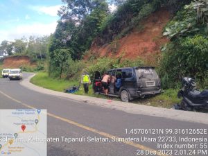 Adu Kuat dengan Minibus, Pesepeda Motor di Tapsel Luka Berat