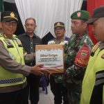 Kabag Ops Polres Tapsel, AKP Sisworo, beri bingkisan ke petugas pengamanan gabungan Ops Lilin Toba 2023 di sela peninjauan Pos Yan Halongonan