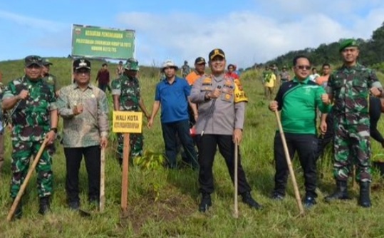 (Dari kiri ke kanan) Dandim 0212/TS, Letkol Inf Amrizal Nasution, bersama Pj Wali Kota Padangsidimpuan Dr Letnan Dalimunthe, Kapolres AKBP Dudung Setyawan, anggota DPRD Irpan, dan Danyonif 123/RW Letkol Inf Emick Chandra Nasution, berfoto bersama usai tanam Pohon