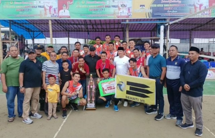 Dandim 0212/TS, Letkol Inf Amrizal Nasution, berfoto bersama para pemenang Turnamen Bola Voli Dandim Cup ke-I tahun 2023 di Kabupaten Madina