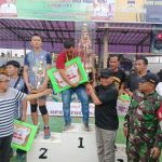 Dandim 0212/TS, Letkol Inf Amrizal Nasution, saat menyerahkan hadiah dan Piala kepada para pemenang Turnamen Bola Voli Dandim Cup ke-I tahun 2023 di Kabupaten Madina