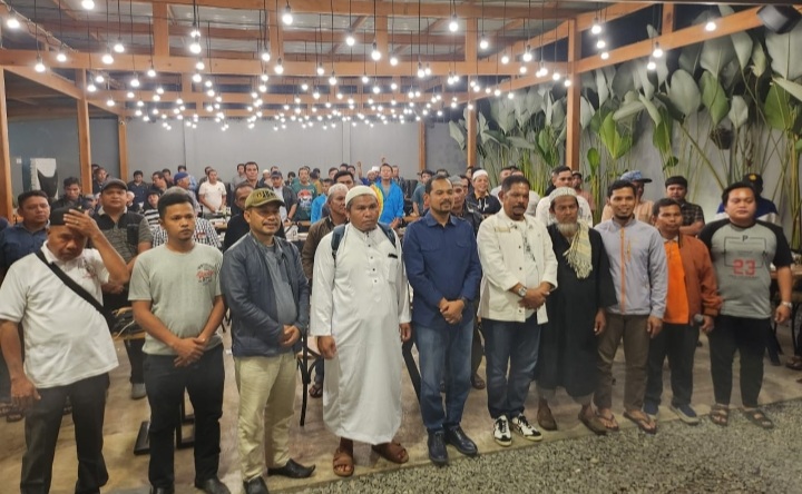 Jurkam TKD AMIN Sumut, Rahudman Harahap, dan Ketua DPD Partai Nasdem Kota Padangsidimpuan, Roby Agusman Harahap, berfoto bersama TKD dan Relawan AMIN di Kafe Five & Co usai rapat dan silaturahmi