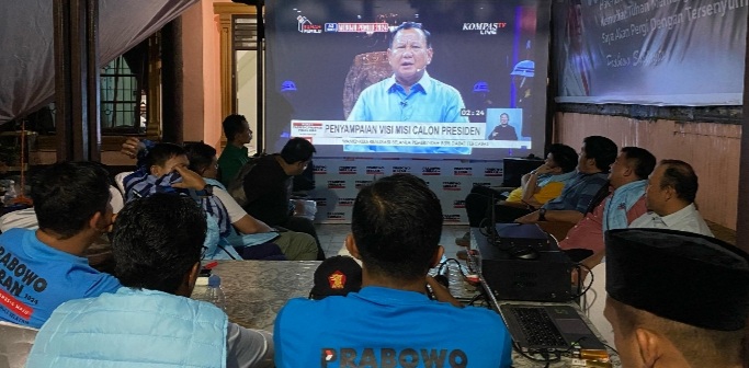 TKD Prabowo-Gibran 2024 "Bersama Indonesia Maju" Kabupaten Tapsel, tampak begitu antusias saat Nobar debat Capres di Posko Jalan Natoras Suangkupon, No.10, Kota Padangsidimpuan