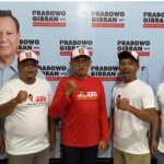 Momen Sahabat ABD berfoto bersama usai Nobar debat Capres di Posko TKD Prabowo-Gibran 2024 di Jalan Natoras Suangkupon, No.10, Kota Padangsidimpuan