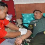Salah satu Prajurit Kodim 0212/Tapsel saat mengikuti donor darah dalam rangka memperingati Hari Juang Kartika tahun 2023