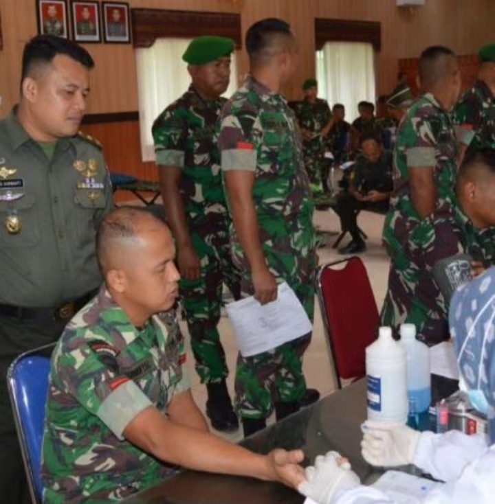 Kasdim 0212/Tapsel, Mayor Inf Alex Donald Surbakti, saat meninjau aksi donor darah dalam rangka memperingati Hari Juang Kartika tahun 2023