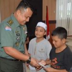 Dandim 0212/Tapsel, Letkol Inf Amrizal Nasution, diwakili Kasdim, Mayor Inf Alex Donald Surbakti, saat menyerahkan santunan ke anak yatim