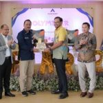 Direktur & CFO PT AR, Noviandri Hakim, didampingi Senior Manager Corporate Communications, Katarina Siburian Hardono, menyerahkan plakat dan buku "Lintasan Emas Martabe" ke Kepala Dinas ESDM Jawa Tengah, Boedyo Dharmawan, saat pembukaan OlympiAR 2024 di Universitas Diponegoro