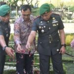 Dandim 0212/Tapsel, Letkol Inf Amrizal Nasution, dan lainnya saat tabur bunga di Taman Makam Pahlawan di Kota Padangsidimpuan dalam rangka memperingati Hari Juang TNI AD