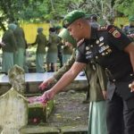 Danyonif 123/RW, Letkol Inf Emick Chandra Nasution, tabur bunga saat Ziarah Makam Pahlawan dalam rangka peringati Hari Juang TNI AD ke-78 tahun 2023