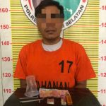 BH saat menunjukkan barang bukti usai diamankan Tim Opsnal Polsek Batang Toru