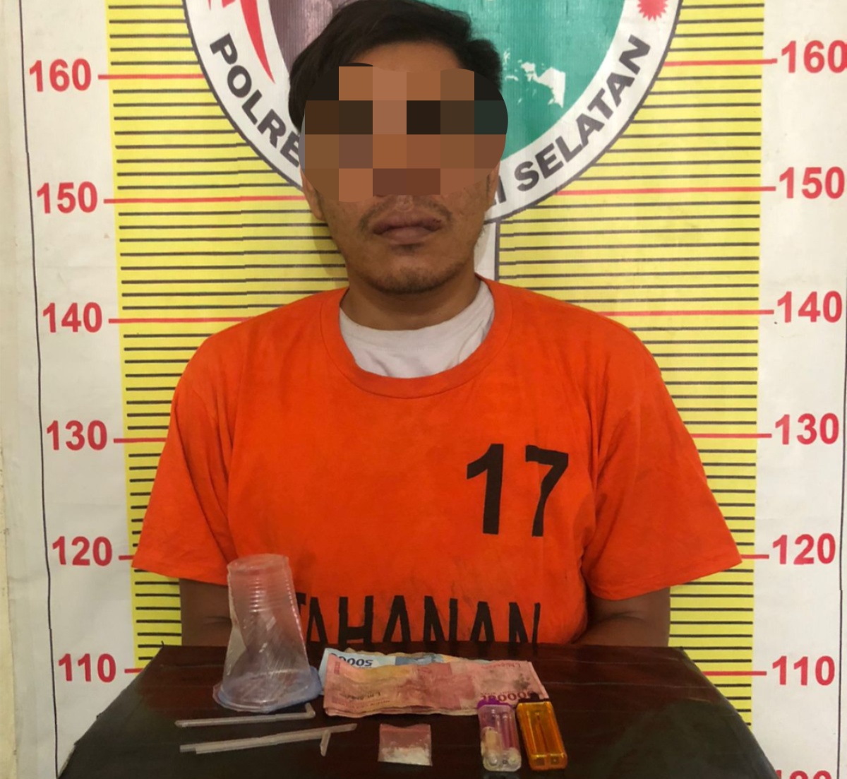 BH saat menunjukkan barang bukti usai diamankan Tim Opsnal Polsek Batang Toru