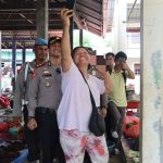 Beginilah momen akrab Kapolres Tapsel, AKBP Yasir Ahmadi, terlihat enjoy saat diajak selfie oleh Emak-emak di Pasar Tradisional