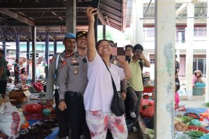 Jadi Idola, Intip Momen Akrab AKBP Yasir Diajak Selfie Emak-emak