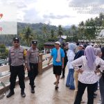 Personel Polsek Batang Angkola saat pengamanan di Objek Wisata Aek Sijorni usai libur Nataru