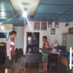 Polisi dari Polsek Batang Angkola dan personel Babinsa saat membantu membersihkan Rumah warga yang terdampak banjir