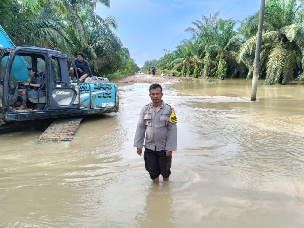 Kapolsubsektor Simangambat Tinjau Jalan Lintas Tergenang Air