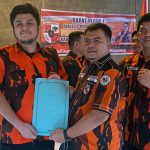 Ketua MPC PP Tapsel, Rocky AP Gultom, didampingi Bendahara, M Duha Pasaribu, menyerahkan mandat secara simbolis ke Ketua BP3H MPC PP Tapsel, Rahman Budiharto Nasution