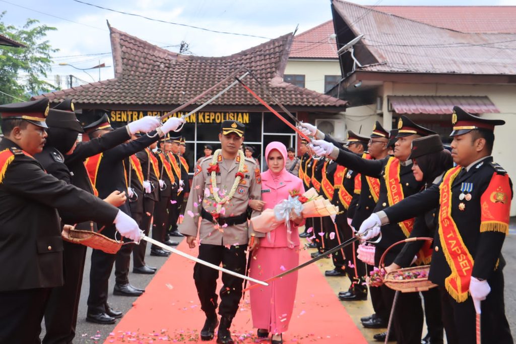 Tradisi Pedang Pora Sambut AKBP Yasir Ahmadi di Polres Tapsel