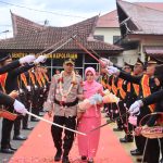 Suasana penyambutan AKBP Yasir Ahmadi diwarnai dengan tradisi Pedang Pora di Halaman Mako Polres Tapsel