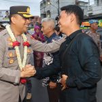 AKBP Imam Zamroni, ucapkan salam perpisahan ke wartawan, M Reza Fahlefi, seusai pelepasan dengan tradisi Pedang Pora di Mako Polres Tapsel