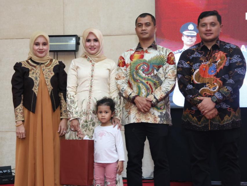 Ketua DPRD Tapsel, Abdul Basith Dalimunthe, dan istri berfoto bersama dengan Kapolres Tapsel yang baru, AKBP Yasir Ahmadi, beserta istri, dalam acara kenal pamit Kapolres dari AKBP Imam Zamroni ke AKBP Yasir Ahmadi