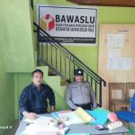 Personel Polsek SD Hole saat menyambangi Kantor Panwascam