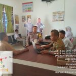 Bhabinkamtibmas Polsek Sipirok, Aipda Robinson Sihombing, saat sosialisasi bahaya narkoba ke sejumlah pelajar di Kantor Camat