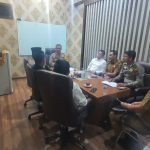 Kapolres Tapsel, AKBP Yasir Ahmadi, didampingi Kasat Reskrim AKP Rudy Saputra, dan Kanit Reskrim Polsek Batang Toru Ipda Ery J Situmorang, dan personel lainnya, saat menengahi duduk permasalahan antara Koperasi Tondi Bersama dengan pihak PT SKL