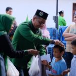 Ketua DPC PPP Padangsidimpuan, Hasanuddin Sipahutar, menyantuni 17 anak yatim sesuai nomor urut Partai saat Harlah ke-51 Parpol berlambang Ka'bah tersebut