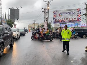 Tak Peduli Hujan, Pagi-pagi AKBP Dudung Turun ke Jalan Atur Lalu Lintas : Saya Juga Polisi