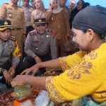 Sosok Kapolres Tapsel, AKBP Yasir Ahmadi, berada sejajar sembari mendengar keluhan pedagang di Pasar Tradisional