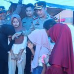 Senyum ramah Kapolres Tapsel, AKBP Yasir Ahmadi, menyambut salaman tangan sejumlah anak-anak yang mengidolakan dan mengerubunginya di sela kunjungan Pasar Tradisional