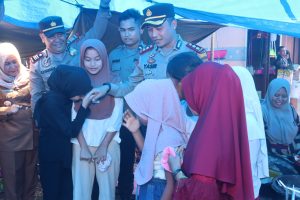 Diidolakan, Kunjungan AKBP Yasir ke Pasar Dikerubungi Anak-anak