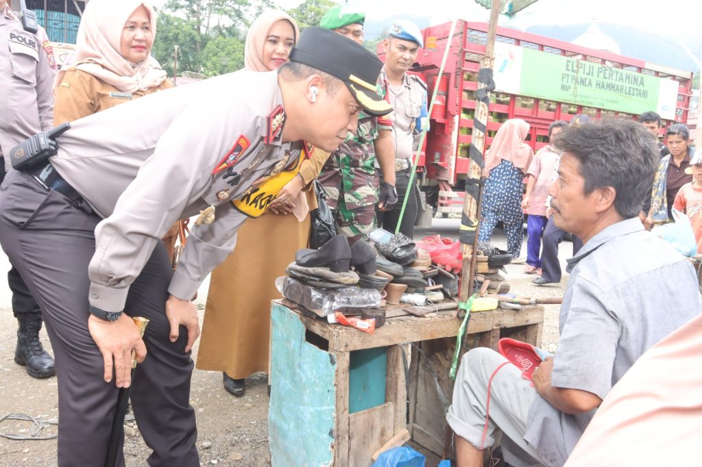 Simak Perbincangan Kapolres Tapsel dengan Tukang Sol Sepatu