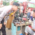 Kala Kapolres Tapsel, AKBP Yasir Ahmadi, berbincang hangat dengan tukang sol sepatu di Pasar Tradisional