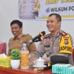 Kapolres Tapsel, AKBP Yasir Ahmadi, memberi motivasi ke masyarakat agar anak-anaknya tertarik menjadi seorang Polisi di sela temu ramah dan tatap muka di Kantor Camat Sayur Matinggi