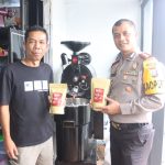 Kapolres Tapsel, AKBP Yasir Ahmadi (kanan) bersama pemilik Bona Bulu Coffee Shop saat promosikan UMKM sekaligus Kopi lokal khas Sipirok kelas dunia