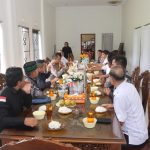 Kapolres Tapsel, AKBP Yasir Ahmadi, saat silaturahmi sekaligus makan siang bersama Ketua KPU Tapsel, Zulhajji Siregar, dan Komisioner Bawaslu, guna membahas pengamanan tahapan Pemilu