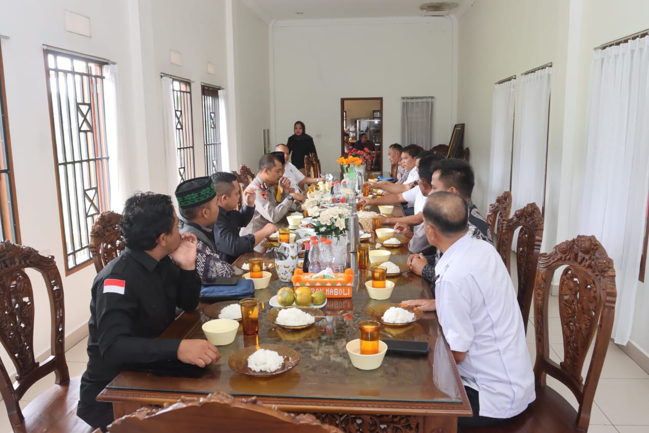 Kapolres Tapsel, AKBP Yasir Ahmadi, saat silaturahmi sekaligus makan siang bersama Ketua KPU Tapsel, Zulhajji Siregar, dan Komisioner Bawaslu, guna membahas pengamanan tahapan Pemilu