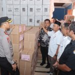 Ketua KPU Tapsel, Zulhajji Siregar, saat menjelaskan situasi terkini di Gudang Logistik kepada Kapolres Tapsel, AKBP Yasir Ahmadi