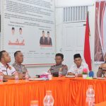 Kapolres Tapsel, AKBP Yasir Ahmadi, didampingi jajaran, memberi arahan saat menggelar Rakor terkait strategi pengamanan Pemilu bersama Ketua KPU Tapsel, Zulhajji Siregar, beserta para Komisioner